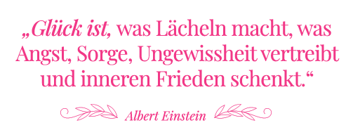 Zitat Einstein: Glück ist, was Lächeln macht, was Angst, ernsthafte Sorge, Ungewissheit verschwinden lässt und inneren Frieden schenkt.